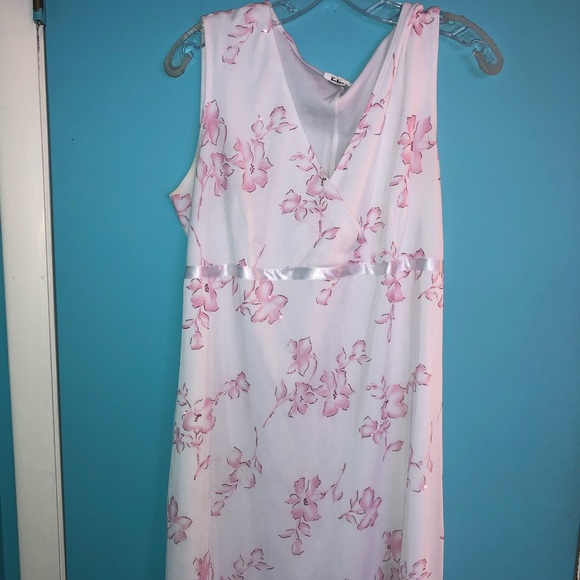 Young lady’s elegant floral dress - Picture 1 of 3